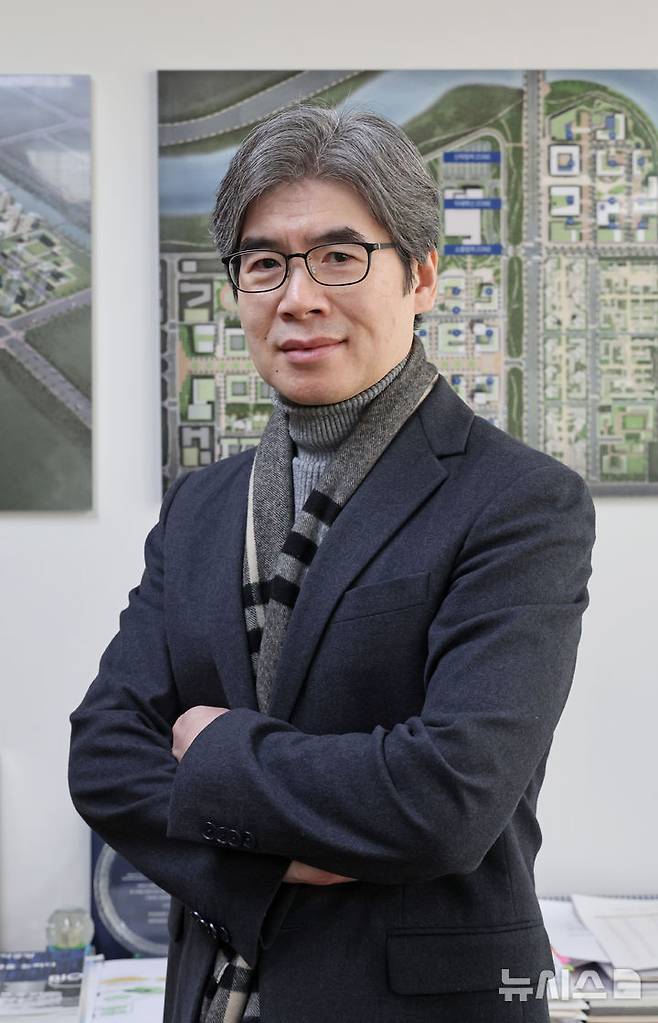 [서울=뉴시스] 김금보 기자 = 정재호 연세대학교 양자사업단 단장이 지난 27일 서울 서대문구 연세대학교 연세사이언스파크 추진본부에서 인터뷰에 앞서 포즈를 취하고 있다. 2024.12.27. kgb@newsis.com