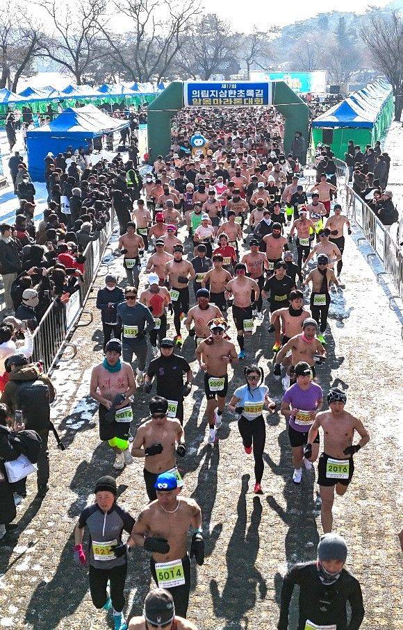 [제천=뉴시스] 900명 알몸 마라토너의 질주. (사진=제천시 제공) 2025.01.12. photo@newsis.com *재판매 및 DB 금지
