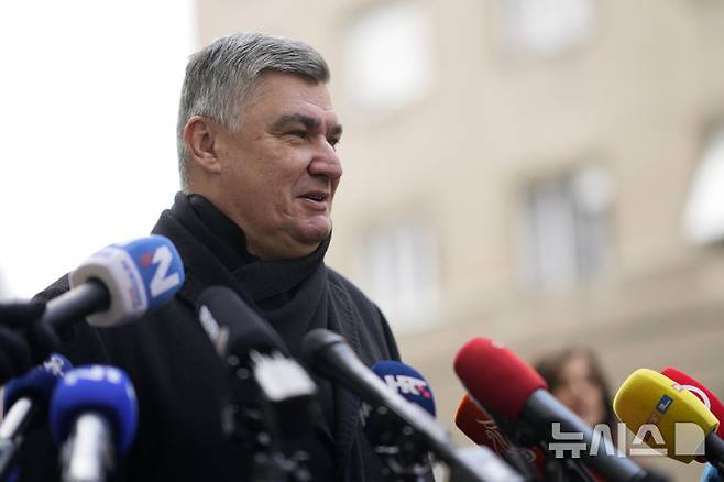 [AP/뉴시스] 12일 크로아티아의 재선을 노리는 조란 밀라노비치 대통령이 대선 결선투표 후 취재진에 말하고 있다