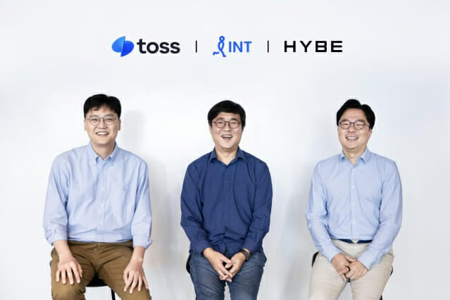 (왼쪽부터) 이승건 토스 대표, 최휘영 인터파크트리플 대표, 김태호 하이브 COO가 지난해 8월 12일 서울 강남구 역삼동 토스 본사에서 열린 업무 협약식에 참석했다. /토스 제공