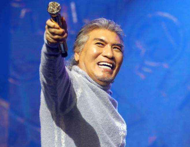 가수 나훈아가 자신의 은퇴 콘서트에서 윤석열 대통령 탄핵을 놓고 사분오열한 정치권 전체를 비판했다. 예아라 예소리