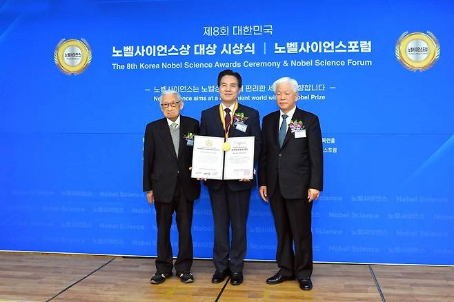 하나님의 교회가 지속가능한 평화 확산에 기여한 공로로 지난달 27일 노벨사이언스상 세계평화봉사대상을 받았다. 왼쪽부터 조완규 한국노벨사이언스위원회명예고문(前 서울대 총장), 하나님의 교회 총회장 김주철 목사, 이도수 노벨사이언스 회장.