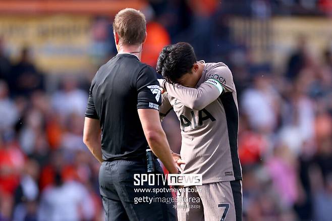 ▲ 토트넘이 손흥민의 계약을 연장한 이유가 이적료 확보를 위한 조치라는 의혹은 모두에게 복잡한 감정을 남긴다. 손흥민은 지난 10년 동안 팀에 헌신하며 토트넘 역사에 깊은 발자취를 남겼지만, 기량 저하와 건강 문제가 장기 계약으로 이어지지 않은 주요 요인으로 작용했다는 평이다.