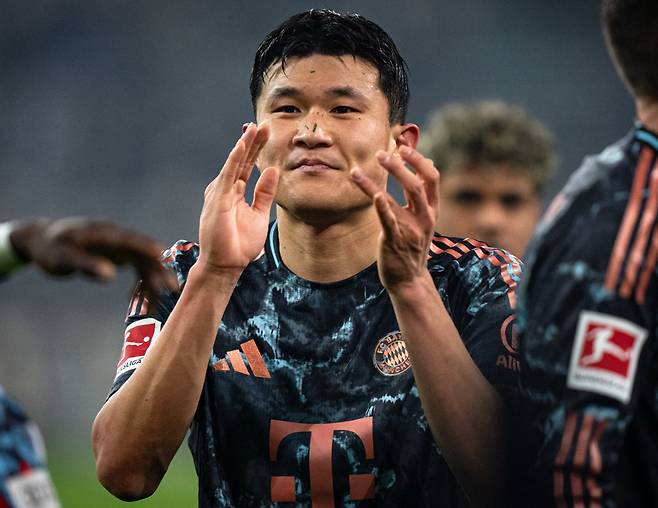 김민재가  12일(한국시간) 독일 묀헨글라트바흐의 보루시아 파르크에서 열린 바이에른 뮌헨 대 묀헨글라트바흐의 '2024~2025시즌 독일 분데스리가' 16라운드에서 경기 후 팬들에게 박수를 보내고 있다. /사진=바이에른 뮌헨 공식 SNS