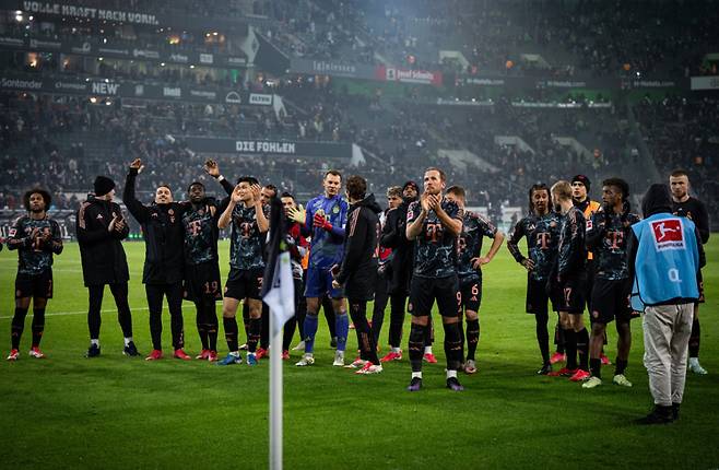 승리 후 팬들에게 인사하는 바이에른 뮌헨 선수들. /사진=바이에른 뮌헨 공식 SNS
