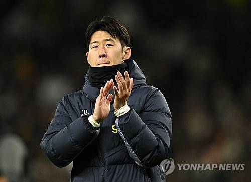 손흥민이 토트넘과 현 계약서 1년 연장 옵션 행사를 마친 뒤에도 끊임 없는 논란에 휩싸이고 있다. 이번 시즌 부상과 부진 등으로 다소 주춤하자 올 여름 그를 이적료 받고 팔아야 할 때라는 주장이 속출하는 중이다. 크리스털 팰리스 전 구단주인 사이먼 조던은 손흥민이 2023년 5월에 받은 탈장 수술을 걸고 넘어지며 '그 이후부터 손흥민은 최고 기량과 조금 떨어져 있었다"고 했다. 하지만 그와 최고의 호흡을 선보인 해리 케인은 손흥민을 가리켜 '전세계 빅리그에서 가장 과소평가된 선수'라며 극찬했다. 연합뉴스