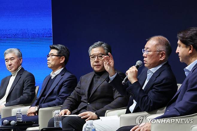 좌담회서 발언하는 정의선 회장 [연합뉴스 자료사진] 지난 6일 경기 고양시 '현대모터스튜디오 고양'에서 열린 2025 신년회 좌담회에서 정의선 현대차그룹 회장이 발언하고 있다. 왼쪽부터 성 김 사장, 송호성 기아차 사장, 장재훈 그룹 부회장, 정의선 회장, 호세 무뇨스 사장. 2025.1.6 photo@yna.co.kr
