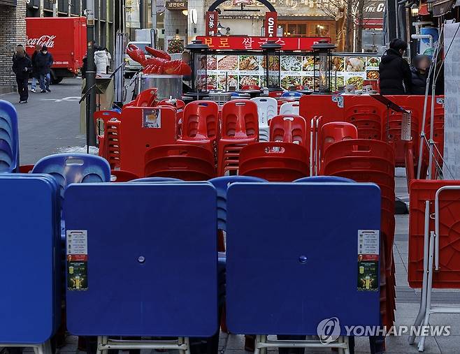 한국 경제 올해 성장 전망 1%대, 내수 회복은 더 어렵나? (서울=연합뉴스) 황광모 기자 = 정국의 불안으로 올해 한국의 경제 성장에 대한 예측이 1% 후반으로 예측된다. 대내외 큰 벽에 부딪힌 한국 경제는 소비자들의 지갑 닫기로 이어져 내수 성장의 불확실을 부각해 일부 투자은행에서는 1% 초반에 이르는 경제 성장 예측을 하고 있다.
    실제 계엄 사태 이후로 전국 신용카드 이용 금액이 지난해 같은 시기보다 감소하는 등 민간 소비가 위축되는 현상이 나타났고, 트럼프 미국 대통령 당선인이 취임 후 공약대로 관세를 상당 폭 인상할 경우 우리 수출은 직접적인 타격을 받을 전망이다. 
    사진은 7일 서울 중구 명동 중심의 음식점이 손님을 위한 테이블을 준비한 채 대기 중인 모습. 2025.1.7 hkmpooh@yna.co.kr