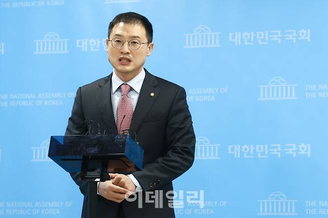김상욱 국민의힘 의원이 9일 오전 서울 여의도 국회 소통관에서 6·10민주항쟁 국경일 지정 법안 제안 기자회견을 마치고 취재진 질의에 답변하고 있다. (사진=뉴스1)
