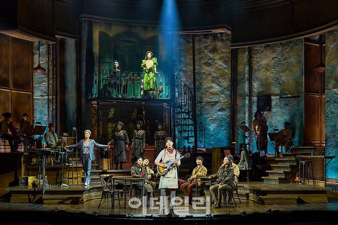뮤지컬 ‘하데스타운’ 공연의 한 장면(사진=에스앤코)