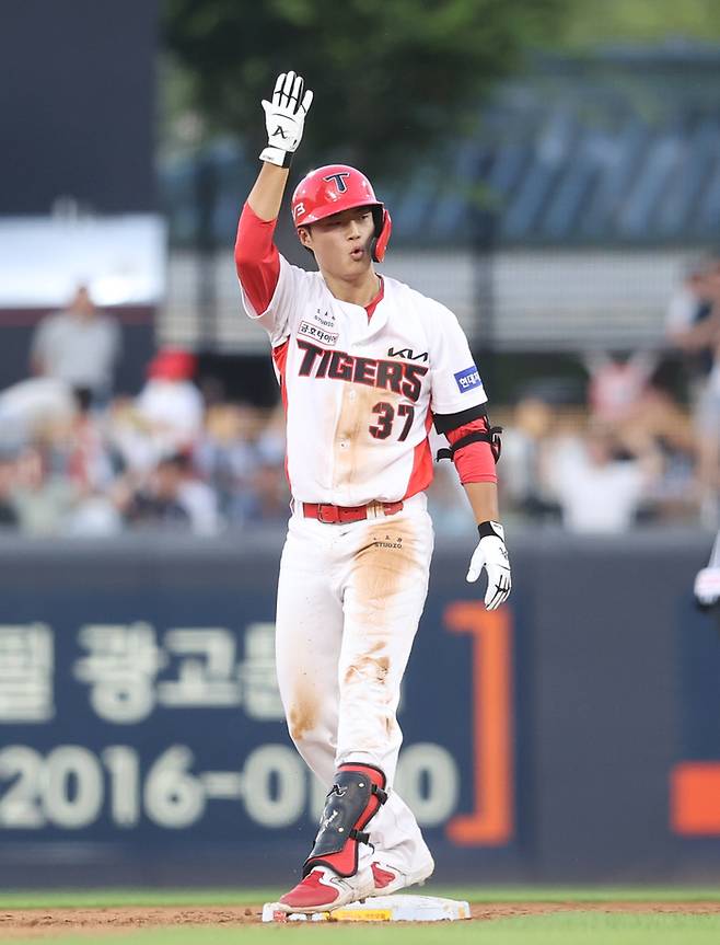 KIA 박민이 광주-기아 챔피언스 필드에서 열린 2024 KBO리그 LG와 경기에서 2루타를 때린 후 세리머니를 하고 있다. 사진 | KIA 타이거즈