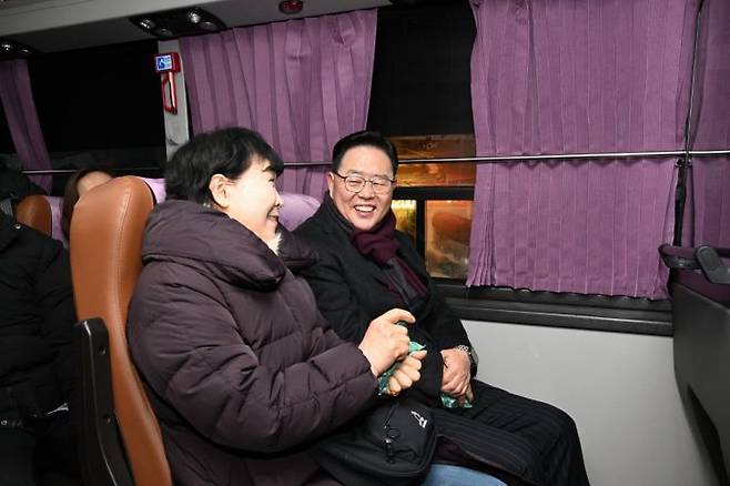 강수현 양주시장이 13일 ‘8300번 광역버스’ 첫 차에 탑승해 한 시민과 얘기를 나누고 있다. 양주시 제공