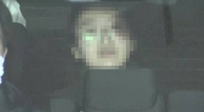 일본 도쿄 호세이(法政) 대학 다마 캠퍼스의 한 강의실에서 망치를 휘둘러 8명을 다치게 한 한국인 A씨가 경찰에 호송되고 있다./FNN