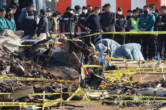 1일 오전 전남 무안군 무안국제공항 제주항공 여객기 참사 유가족들이 사고 현장을 찾아 절을 하고 있다. [연합뉴스]