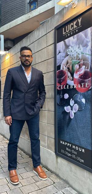 인도 출신 방송인 겸 사업가인 럭키가 2024년 9월 25일 자신이 운영하는 서울 서교동 인도 음식 전문점 '럭키인디아'에서 포즈를 취하고 있다. /정미하 기자