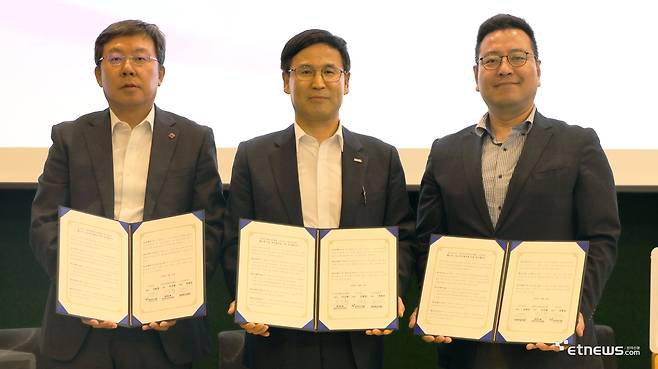 스토리위즈가 새해 사업방향 중 하나로 공모전 강화를 꼽았다. 사진은 지난해 4월 대전콘텐츠코리아랩 오픈스페이스에서 열린 대전정보문화산업진흥원, 전자신문, 스토리위즈 간 웹소설 산업육성·발전 업무협약식 현장. (사진=전자신문DB)