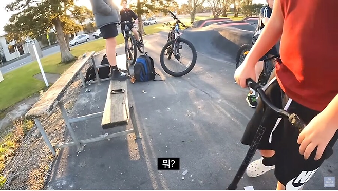 image.png 아시아인의 모자를 강탈하는 서양 어린이 .jpg 아시아인의 모자를 강탈하는 서양 어린이 .jpg