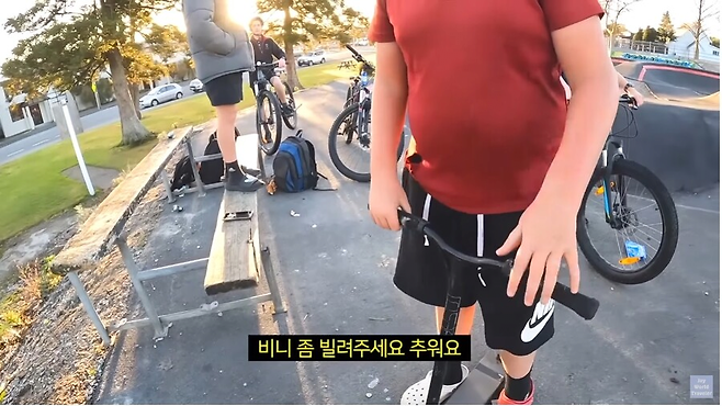 image.png 아시아인의 모자를 강탈하는 서양 어린이 .jpg 아시아인의 모자를 강탈하는 서양 어린이 .jpg