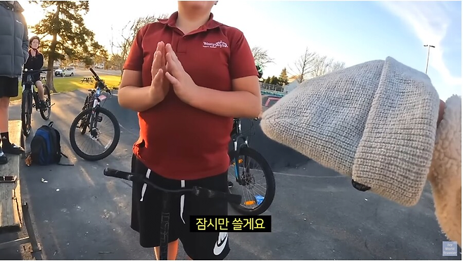 image.png 아시아인의 모자를 강탈하는 서양 어린이 .jpg 아시아인의 모자를 강탈하는 서양 어린이 .jpg