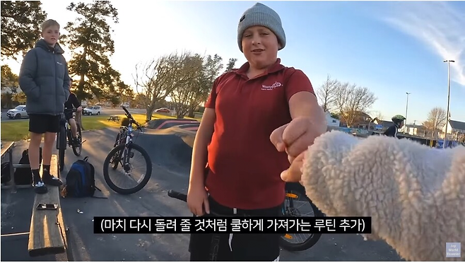 image.png 아시아인의 모자를 강탈하는 서양 어린이 .jpg 아시아인의 모자를 강탈하는 서양 어린이 .jpg