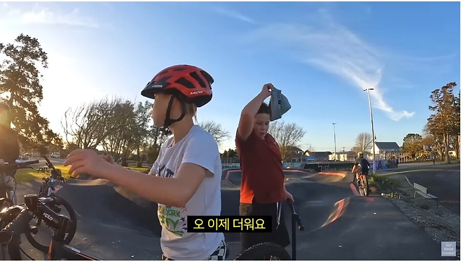 image.png 아시아인의 모자를 강탈하는 서양 어린이 .jpg 아시아인의 모자를 강탈하는 서양 어린이 .jpg