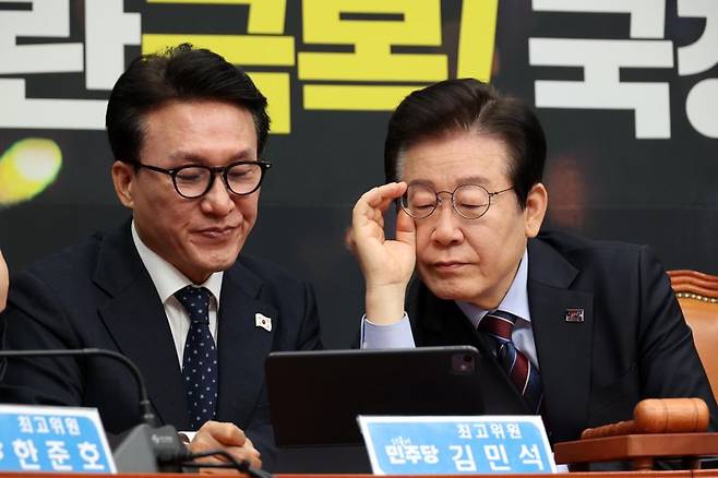 더불어민주당 이재명 대표가 13일 국회에서 열린 최고위원회의에서 김민석 최고위원과 함꼐 태블릿을 보고 있다. 사진=서동일 기자