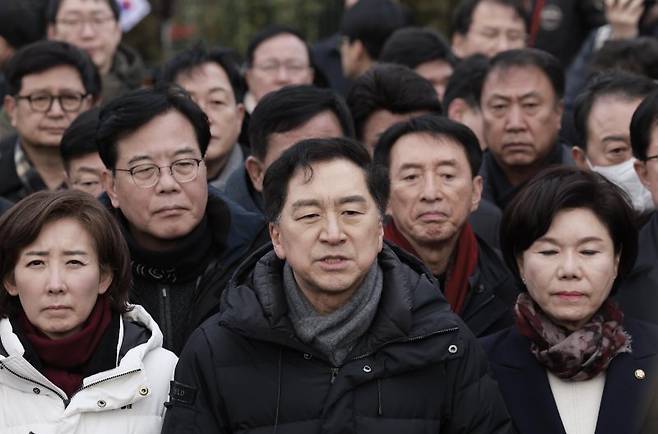 김기현 국민의힘 의원을 비롯한 소속 의원들이 지난 6일 서울 용산구 대통령 관저 앞에 모인 취재진에게 입장을 밝히고 있다. /사진=뉴시스화상