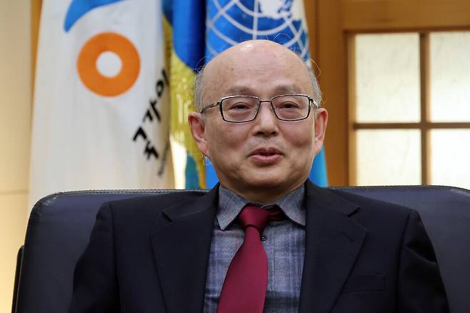 안창호 인권위원장이 10일 오후 전직 인권위원 및 사무총장들의 항의방문을 받고 윤석열 대통령의 방어권을 보장하는 안건과 관련 답하고 있다. 정용일 선임기자 yongil@hani.co.kr