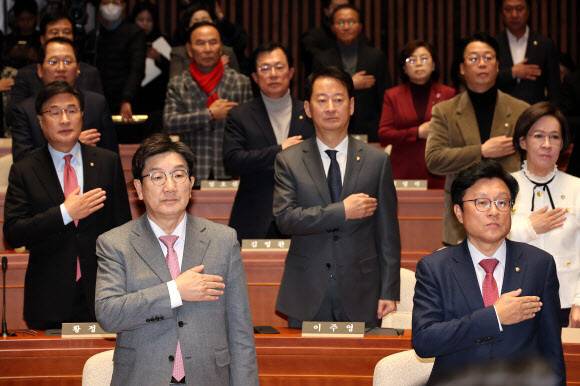 권성동 국민의힘 원내대표가 13일 오후 서울 여의도 국회에서 열린 의원총회에 참석해 국기에 대한 경례를 하고 있다. 연합뉴스