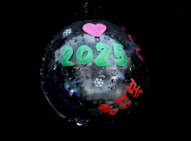 광화문광장 한 곁에서 은은하게 빛나는 구슬을 발견하고 가까이 가보니 그 속에는 시민들이 정성껏 적은 소망들이 가득 담겨 작은 우주를 만들고 있었다. 왕태석 선임기자