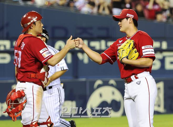 2024 KBO리그 프로야구 LG 트윈스와 SSG 랜더스의 경기가 21일 오후 서울 잠실야구장에서 열렸다. 5대 1로 승리한 SSG 포수 이지영과 투수 조병현이 자축하고 있다. 잠실=김민규 기 /2024.08.21/