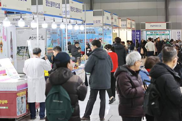 사진은 지난해 12월 18일 서울 강남구 코엑스에서 열린 '설맞이 명절선물전'을 찾은 시민들이 부스를 둘러보고 있는 모습. [사진=연합뉴스]