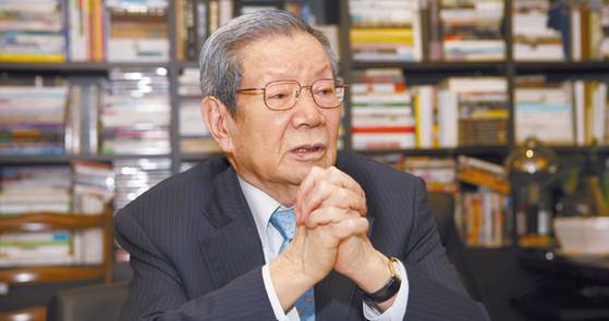 강성진 전 한국증권업협회장이 2014년 중앙 SUNDAY와 인터뷰하는 모습.