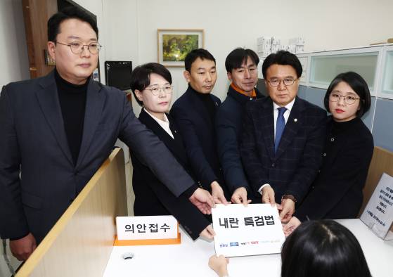 야6당 의원들이 9일 오전 서울 여의도 국회 의안과에서 내란 특검법을 제출하고 있다.   왼쪽부터 개혁신당 천하람 원내대표, 진보당 전종덕 의원, 더불어민주당 김용민 원내정책수석부대표, 사회민주당 한창민 대표, 조국혁신당 황운하 원내대표, 기본소득당 용혜인 대표. 연합뉴스