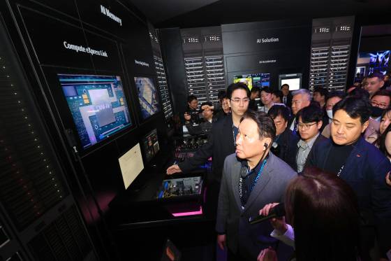 최태원 SK그룹 회장이 8일 오전(현지시간) CES 2025가 열리고 있는 미국 라스베이거스 컨벤션센터 센트럴홀 SK 전시관을 방문하고 있다. 연합뉴스