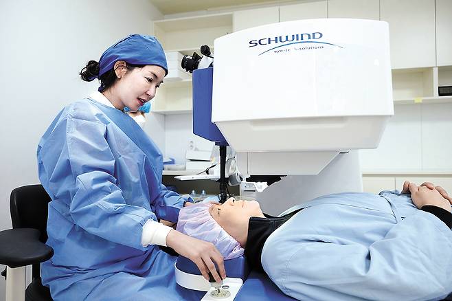 강남 밝은성모안과 금지은 대표원장은 “스마트 스마일라식은 라식과 라섹의 단점을 보완한 최신 시력교정술”이라면서 “각막 표면을 보존해 수술 후 통증이 적다”고 강조했다. 인성욱 객원기자