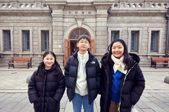 이서준·최은서·김민영(왼쪽부터) 학생기자가 인천개항박물관을 찾아 개항 이후 인천에 어떤 변화가 생겼는지 살폈다.