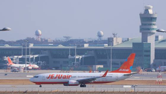 지난 7일 오후 인천국제공항 활주로를 이동하는 제주항공 소속 여객기 모습. 연합뉴스