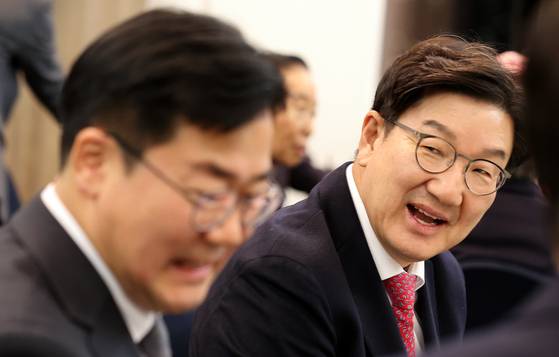 권성동 국민의힘 원내대표가 지난 10일 서울 중구 세종대로 한국프레스센터 내셔널프레스클럽에서 열린 관훈클럽 창립 68주년 기념식에 참석해 박찬대 더불어민주당 원내대표를 바라보고 있다. 뉴스1