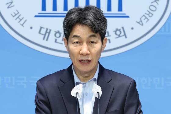 윤건영 더불어민주당 의원이 13일 오전 서울 여의도 국회 소통관에서 경호처 내부 제보 관련 기자회견을 열고 윤석열 대통령이 경호처 간부들에게 "나를 체포하려고 접근하는 경찰들에게 총은 안 되더라도 칼이라도 휴대해 무조건 막으라"고 지시했다고 주장하고 있다. 뉴스1