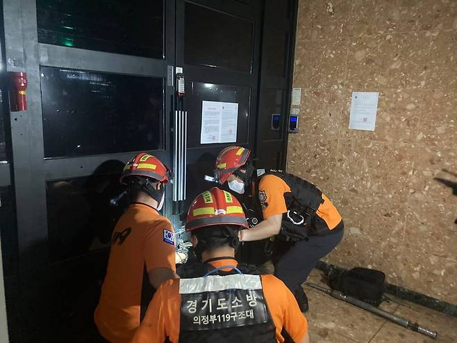 잠긴 문을 부수는 소방의 모습/경기북부경찰청