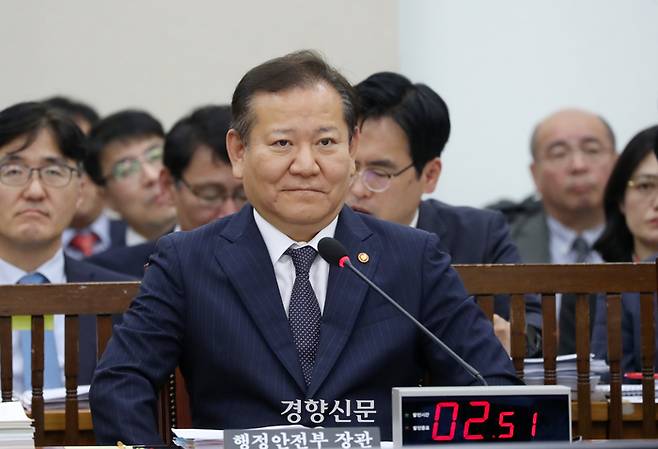 이상민 행정안전부 장관이 지난해 10월7일 국회 행안위 국정감사 도중 미소짓고 있다. 박민규 선임기자