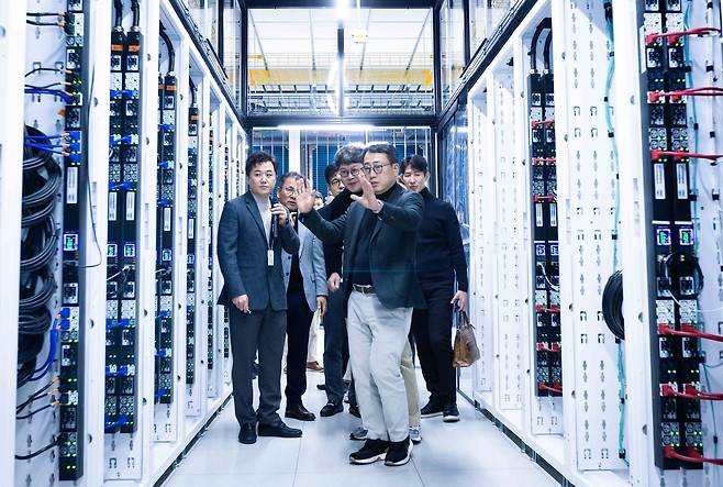 SK Telecom CEO Ryu Young-sang (center) inspects the preparation status of GPUaaS at SK Broadband's Gasan IDC. (SK Telecom)