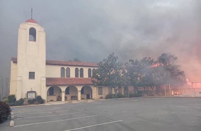 지난 7일 미국 LA 카운티 동부 내륙에서 발생한 ‘알타데나 이튼 산불’로 불길에 휩싸인 알타데나 커뮤니티 교회의 모습. 알타데나 커뮤니티 교회 페이스북