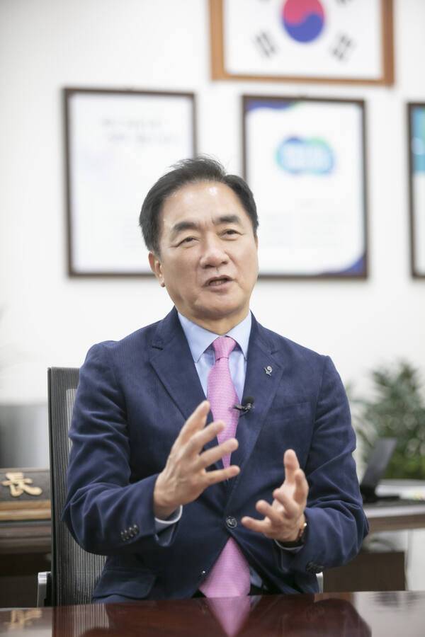 정장선 평택시장이 새해 인터뷰에서 지역 내 소상공인·기업체 활성화 방안을 설명하고 있다. 평택시 제공