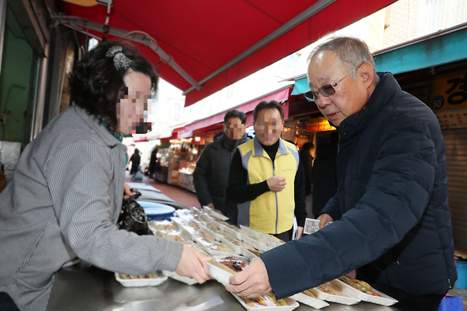 서울 영등포구 우리시장을 찾은 류진 한경협 회장 [사진 = 한국경제인협회]