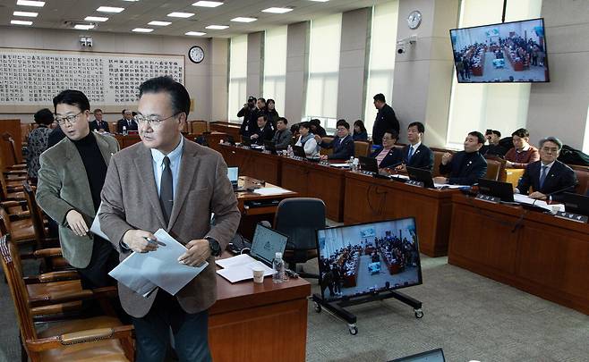 13일 국회 법제사법위원회 전체회의에서 '윤석열 정부의 내란·외환 행위의 진상 규명을 위한 특별검사 임명 등에 관한 법률안'이 상정되자 곽규택·유상범 국민의힘 의원(왼쪽부터) 등이 일어나 퇴장하고 있다. 이승환 기자
