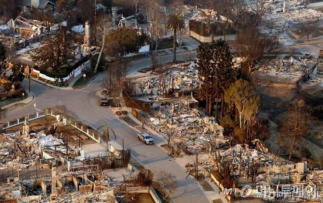 (퍼시픽 팰리세이즈 AFP=뉴스1) 우동명 기자 = 9일(현지시간) 팰리세이즈 산불이 휩쓸고 간 캘리포니아 로스앤젤레스 인근의 퍼시픽 팰리세이즈에서 불에 탄 주택들의 모습이 보인다. 2025.01.10  ⓒ AFP=뉴스1  Copyright (C) 뉴스1. All rights reserved. 무단 전재 및 재배포,  AI학습 이용 금지. /사진=(퍼시픽 팰리세이즈 AFP=뉴스1) 우동명 기자