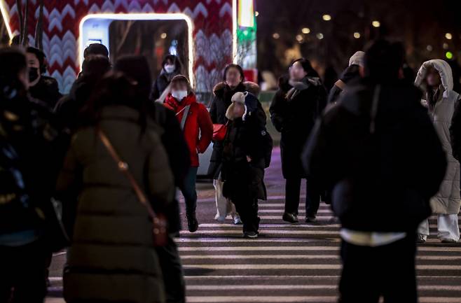 영하권 날씨로 한파가 이어진 지난 10일 서울 광화문네거리에서 두꺼운 옷차림을 한 시민들이 이동하고 있다. /사진=뉴시스 정병혁 기자