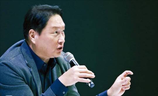 최태원 SK그룹 회장이 8일(현지시간) ‘CES 2025’에서 열린 기자간담회에서 질문에 답하고 있다. SK 제공